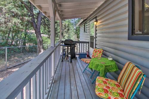 Quaint Show Low Cabin With 2 Decks And Gas Grill!