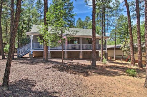 Quaint Show Low Cabin With 2 Decks And Gas Grill!