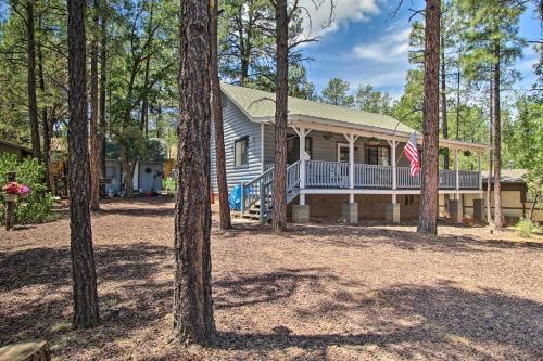 Quaint Show Low Cabin With 2 Decks And Gas Grill!