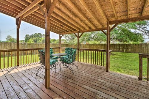 Convenient Centerton Retreat With Deck And Yard!