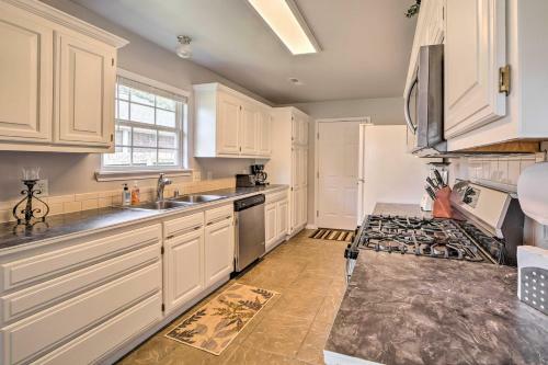 Convenient Centerton Retreat With Deck And Yard!