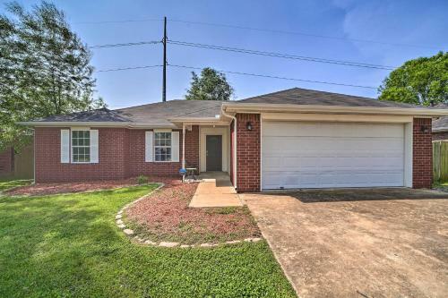 Convenient Centerton Retreat With Deck And Yard!