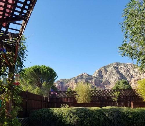 3 Bedroom With Stunning Red Rock Views! Walk To Trails!