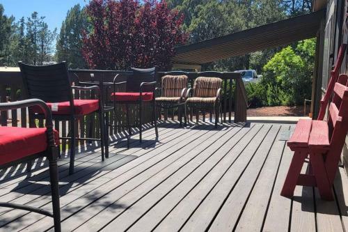 3 Bedroom With Stunning Red Rock Views! Walk To Trails!