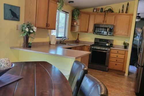 3 Bedroom With Stunning Red Rock Views! Walk To Trails!