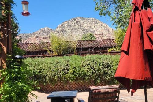 3 Bedroom With Stunning Red Rock Views! Walk To Trails!