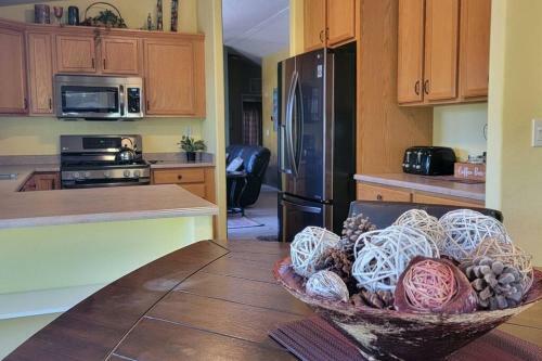 3 Bedroom With Stunning Red Rock Views! Walk To Trails!