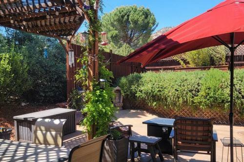 3 Bedroom With Stunning Red Rock Views! Walk To Trails!