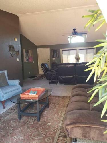 3 Bedroom With Stunning Red Rock Views! Walk To Trails!