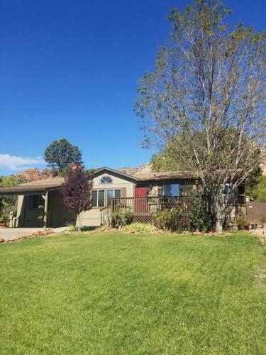 3 Bedroom With Stunning Red Rock Views! Walk To Trails!