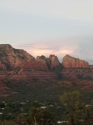 3 Bedroom With Stunning Red Rock Views! Walk To Trails!