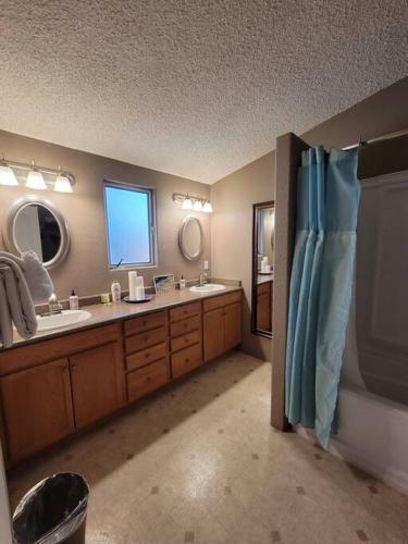 3 Bedroom With Stunning Red Rock Views! Walk To Trails!