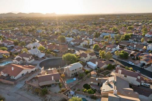 Desert Oasis With Heated Pool/convenient Location