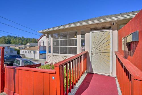 Sun-dappled Retreat With Private Back Deck!