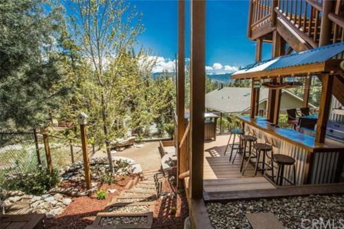 Peaceful Cabin Home With Breathtaking View!