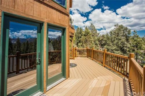 Peaceful Cabin Home With Breathtaking View!