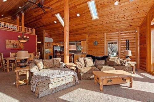 Peaceful Cabin Home With Breathtaking View!