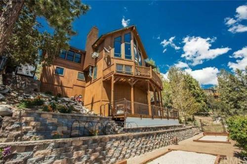 Peaceful Cabin Home With Breathtaking View!