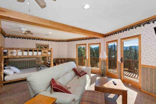 Peaceful Cabin Home With Breathtaking View!