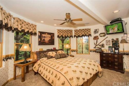 Peaceful Cabin Home With Breathtaking View!