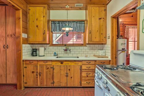 Big Bear Lake Cabin With Grill, 4 Mi To Slopes!