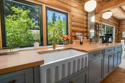 Pond View Cabin