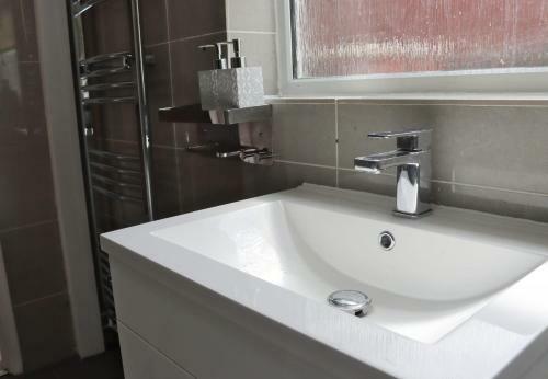 Stunning 3 Bedroom With Patio And Back Garden