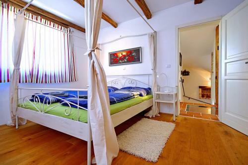 Romantic Villa Leon With Private Pool & 5 Bedrooms