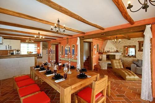 Romantic Villa Leon With Private Pool & 5 Bedrooms