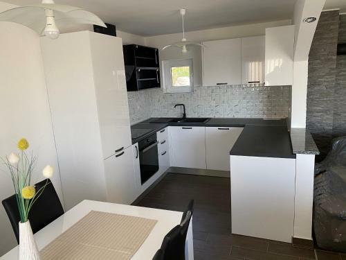 Apartman Lavanda Sa Bazenom I Oku?nicom 4*