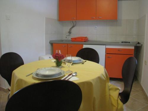 Cosy Apartment In Jezera With Garden