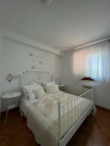 Apartment With Swimming Pool