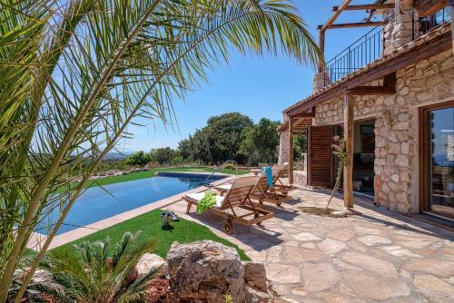 Maison En Pierre Situ�e � L'entr�e de La Ville de Hvar
