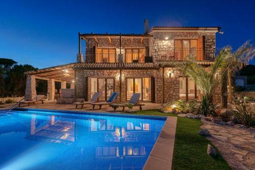 Maison En Pierre Situ�e � L'entr�e de La Ville de Hvar