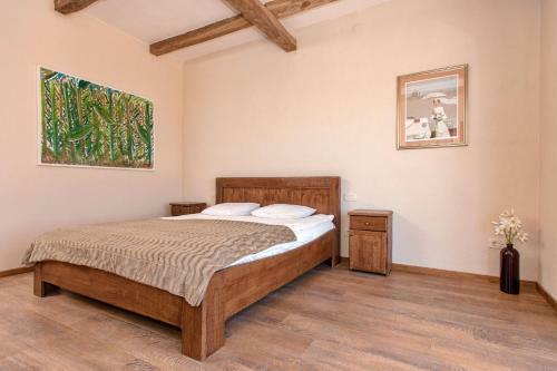 Maison En Pierre Situ�e � L'entr�e de La Ville de Hvar
