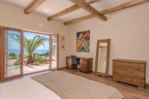 Maison En Pierre Situ�e � L'entr�e de La Ville de Hvar