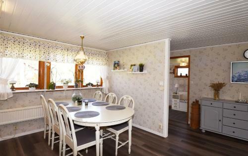 Nice Cottage With A View Of Teakerssjon
