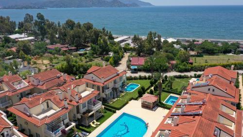 Denize S?f?r 3+1 Triplex Site ?�erisinde Havuzlu Villa