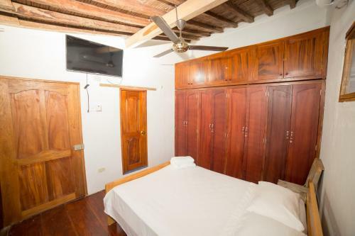 Hostal Casa Serrano - Callej�n de Don Blas Hab. Yaya