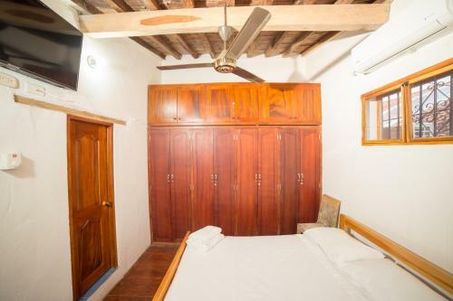 Hostal Casa Serrano - Callej�n de Don Blas Hab. Yaya
