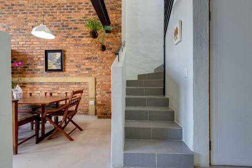 Entire Modern Loft Apartment - Sleeps 6 - Best Rates. Private & Central