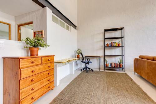 Entire Modern Loft Apartment - Sleeps 6 - Best Rates. Private & Central