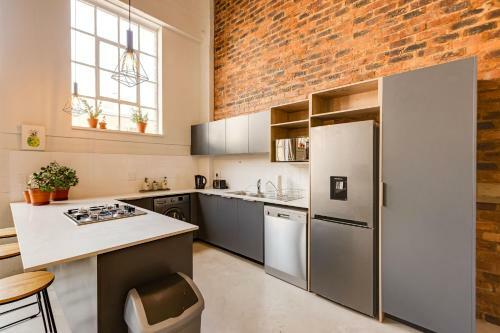 Entire Modern Loft Apartment - Sleeps 6 - Best Rates. Private & Central