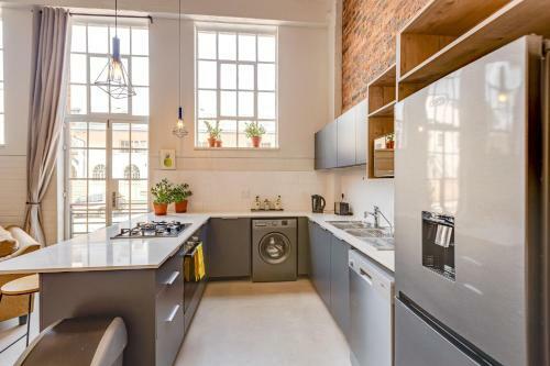 Entire Modern Loft Apartment - Sleeps 6 - Best Rates. Private & Central
