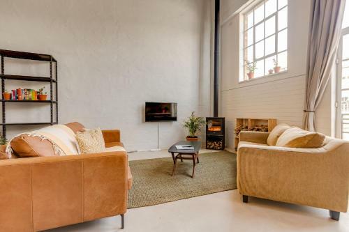 Entire Modern Loft Apartment - Sleeps 6 - Best Rates. Private & Central