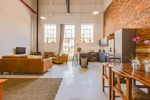 Entire Modern Loft Apartment - Sleeps 6 - Best Rates. Private & Central