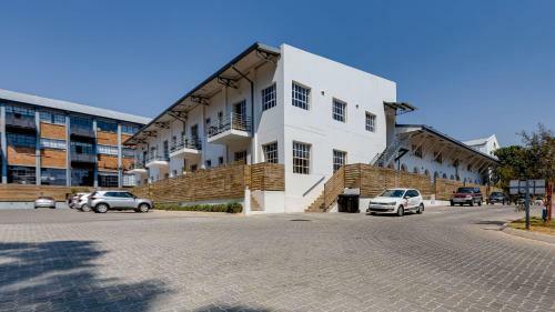 Entire Modern Loft Apartment - Sleeps 6 - Best Rates. Private & Central