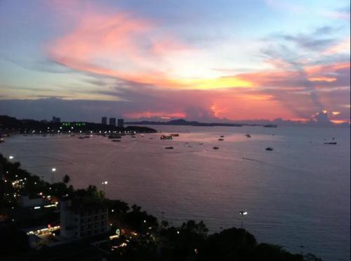 Apartamento Central Pattaya - Sea View Large Balcony Condo With Infinity Pool