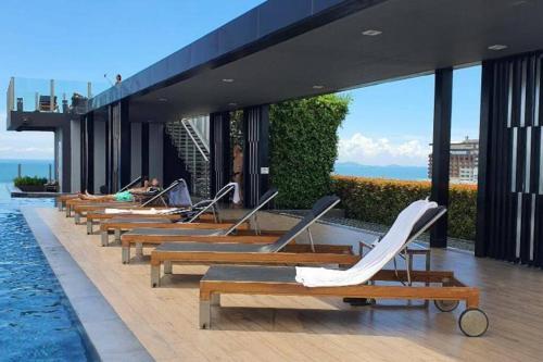 Apartamento Central Pattaya - Sea View Large Balcony Condo With Infinity Pool
