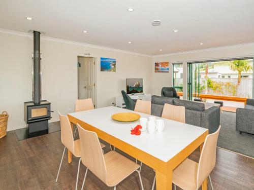 The Sunny Bach - Cooks Beach Holiday Home
